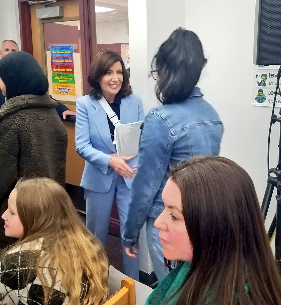 It was our honor to host @GovKathyHochul at Watervliet Elementary School today where the Governor spoke about a new state initiative to reset reading instruction in NY schools and improve literacy skills and proficiency for all students! 📚