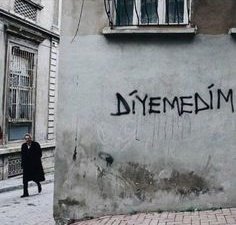 memleketsizler's tweet photo. Boğazımız hep düğümlü kaldı bu hayatta. Gitme kal diyemedik.. https://t.co/MdNrXiyKLP
