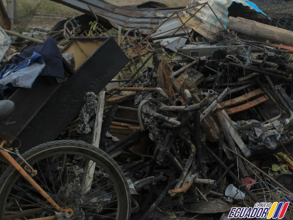 gobersantaelena's tweet photo. 📦 Se entregó ayuda humanitaria a la familia Roca Tigrero, damnificados  por un incendio estructural en el sector Brisas del Mar en Salinas.
El gob. @ftamayo2010 en coordinación con Dennis Córdova, alcalde de Salinas y varias autoridades locales se hicieron presentes en el sitio. https://t.co/GIeDJvmEze