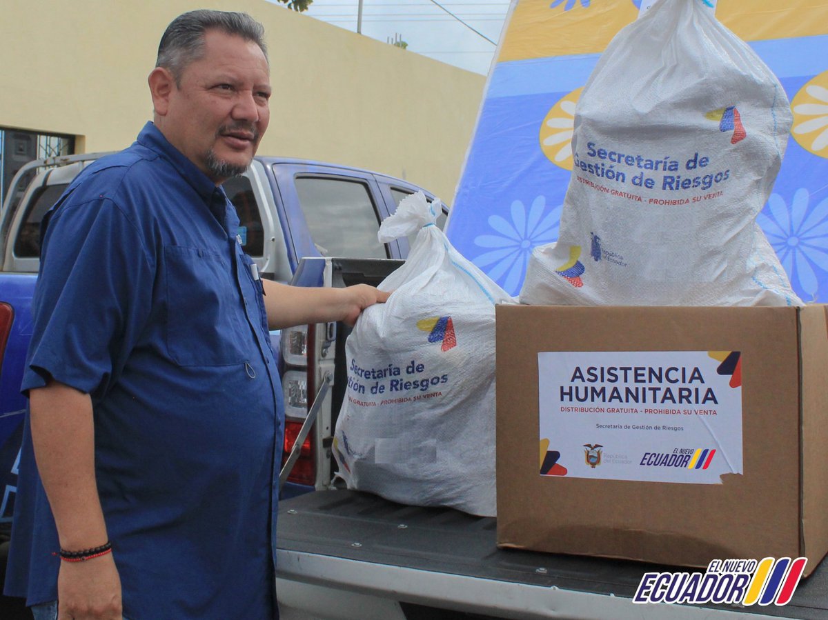 gobersantaelena's tweet photo. 📦 Se entregó ayuda humanitaria a la familia Roca Tigrero, damnificados  por un incendio estructural en el sector Brisas del Mar en Salinas.
El gob. @ftamayo2010 en coordinación con Dennis Córdova, alcalde de Salinas y varias autoridades locales se hicieron presentes en el sitio. https://t.co/GIeDJvmEze