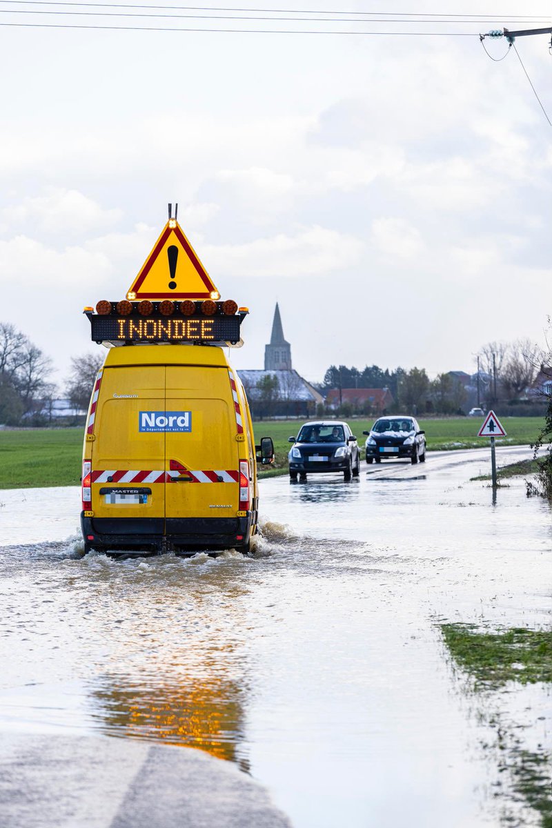 christianpoiret's tweet photo. Le Pas-de-Calais et le Nord font de nouveau face aux inondations. Solidarité avec les habitants et les maires durement sinistrés une nouvelle fois. 

En plus des personnels mobilisés dans les Flandres, la Pévèle-Hainaut et l’Avesnois, nous avons envoyé avec le @Sdis59 24 sapeurs-pompiers en renfort dans les zones touchées du Pas-de-Calais. Courage à eux ainsi qu’à nos agents de voirie actuellement sur le terrain pour sécuriser les routes départementales #inondations #nord