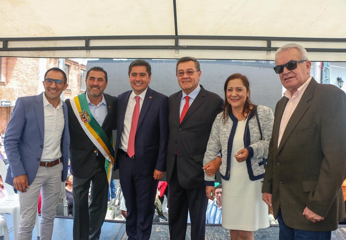mendivelsofabi1's tweet photo. Se #posesionó cómo #Alcalde de #Madrid #Cundinamarca mi #Amigo, mi #Compañero de #LuchasPoliticas y desde hoy mi #Jefe @Carloschavezmo A él y a su familia mil bendiciones. ♥️🇨🇴♥️ A Dios le invocamos #sabiduría, #constancia y #persistencia. Carlos Chavez Moya @destacar @seguidores https://t.co/jFWvtyQut2