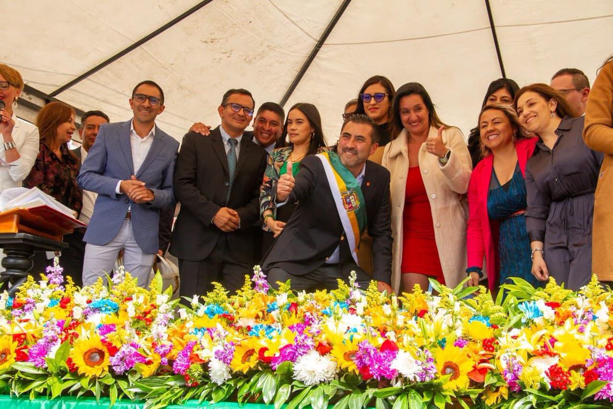 mendivelsofabi1's tweet photo. Se #posesionó cómo #Alcalde de #Madrid #Cundinamarca mi #Amigo, mi #Compañero de #LuchasPoliticas y desde hoy mi #Jefe @Carloschavezmo A él y a su familia mil bendiciones. ♥️🇨🇴♥️ A Dios le invocamos #sabiduría, #constancia y #persistencia. Carlos Chavez Moya @destacar @seguidores https://t.co/jFWvtyQut2