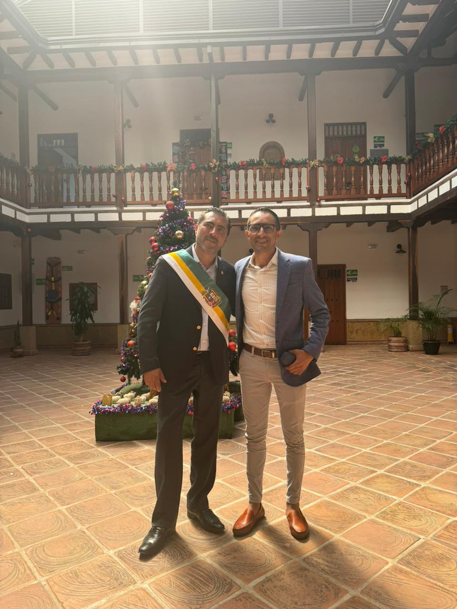 mendivelsofabi1's tweet photo. Se #posesionó cómo #Alcalde de #Madrid #Cundinamarca mi #Amigo, mi #Compañero de #LuchasPoliticas y desde hoy mi #Jefe @Carloschavezmo A él y a su familia mil bendiciones. ♥️🇨🇴♥️ A Dios le invocamos #sabiduría, #constancia y #persistencia. Carlos Chavez Moya @destacar @seguidores https://t.co/jFWvtyQut2