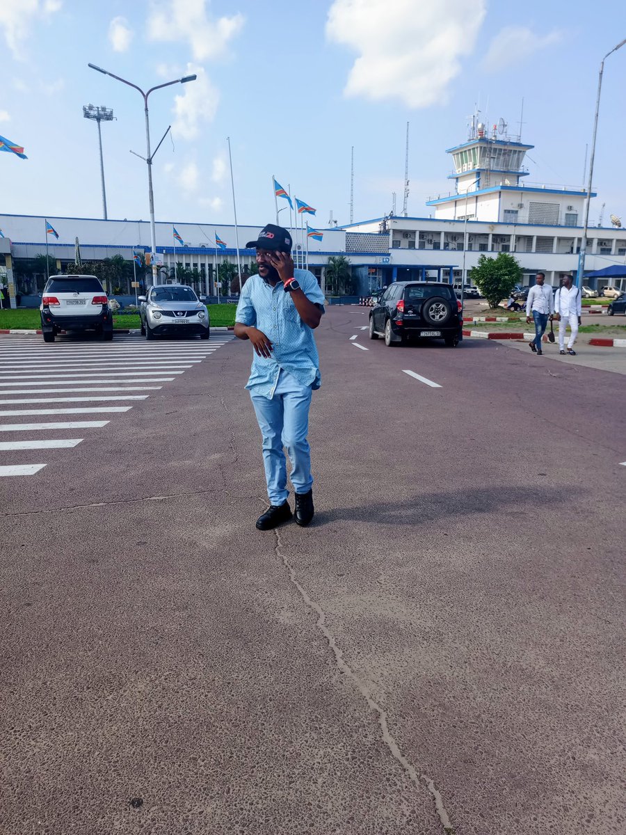 coeurdafriqueM's tweet photo. Kinshasa est la seule ville au monde où l'on se sent chez soi lorsque l'on est de null part, l'hospitalité légendaire des kinoises et kinois, et la réalité de la vie au quotidienne des populations, c'est ainsi qu'on dit #kinshasa #eleki #partout ❤🥰
@PrinceIlunga14 @damkup https://t.co/ySYCyTbZTu