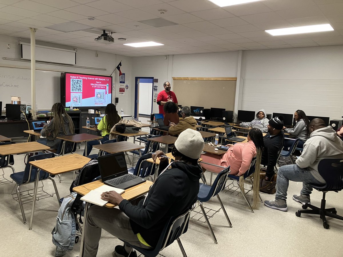 HoseaPipkins's tweet photo. DLS Chad Cochran presenting Nearpod basics to teachers. @andiesoliz @EricLevels https://t.co/oFMhAIedps