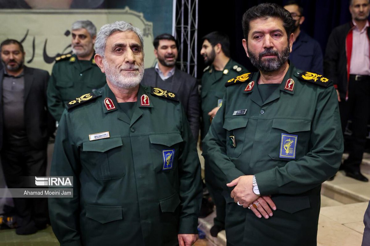 SGhasseminejad's tweet photo. چرا فرزندان قاسم‌ سلیمانی و فرماندهان ارشد سپاه در روز کتلت شدنش سر قبر او به کرمان نرفتند و  در تهران ماندند؟ https://t.co/vWW5RnCDIh