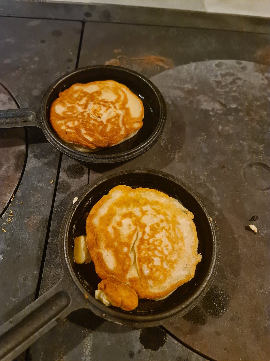 Tulipa loistavat blinit @HenriAlen reseptillä, valurautapannuilla omalla puuliedellä -nam 😋