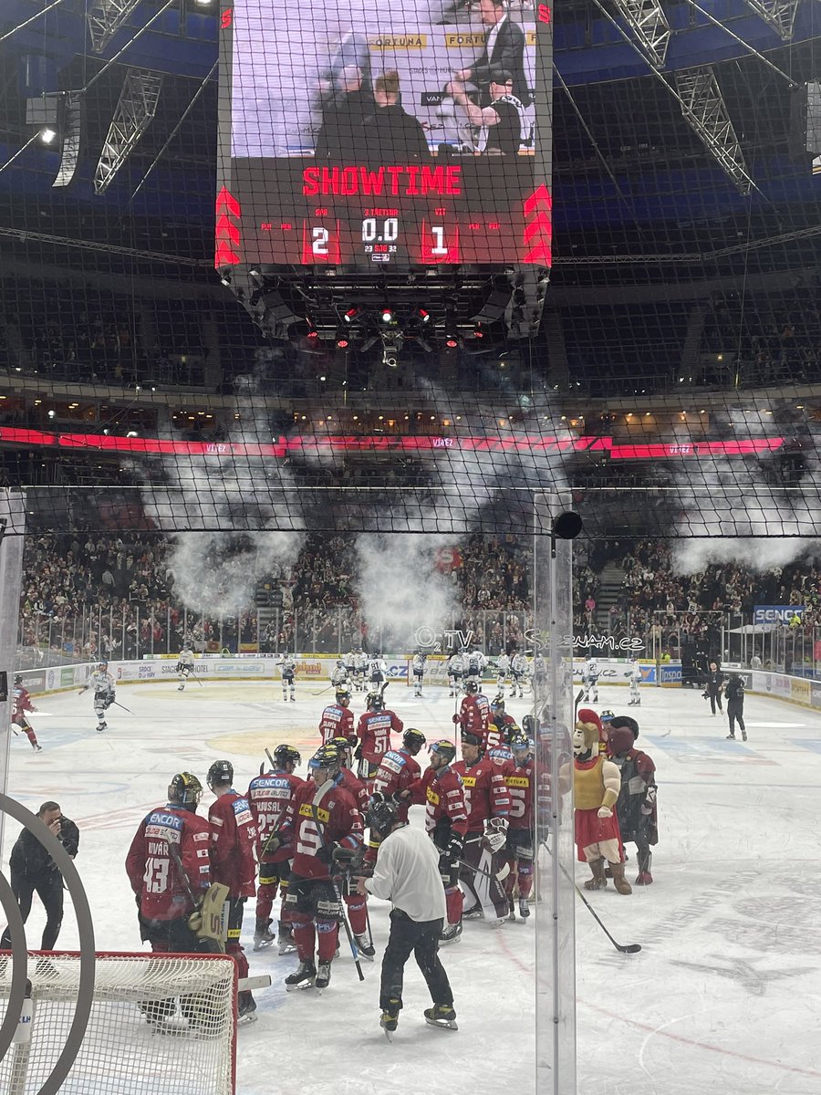 MarientjeL's tweet photo. IJshockey-wedstrijd in de O2 Arena in #Praag We zaten in de fanzone van het uitteam #Vitkovice #SpartaPraag https://t.co/3hQ9KHTDGn