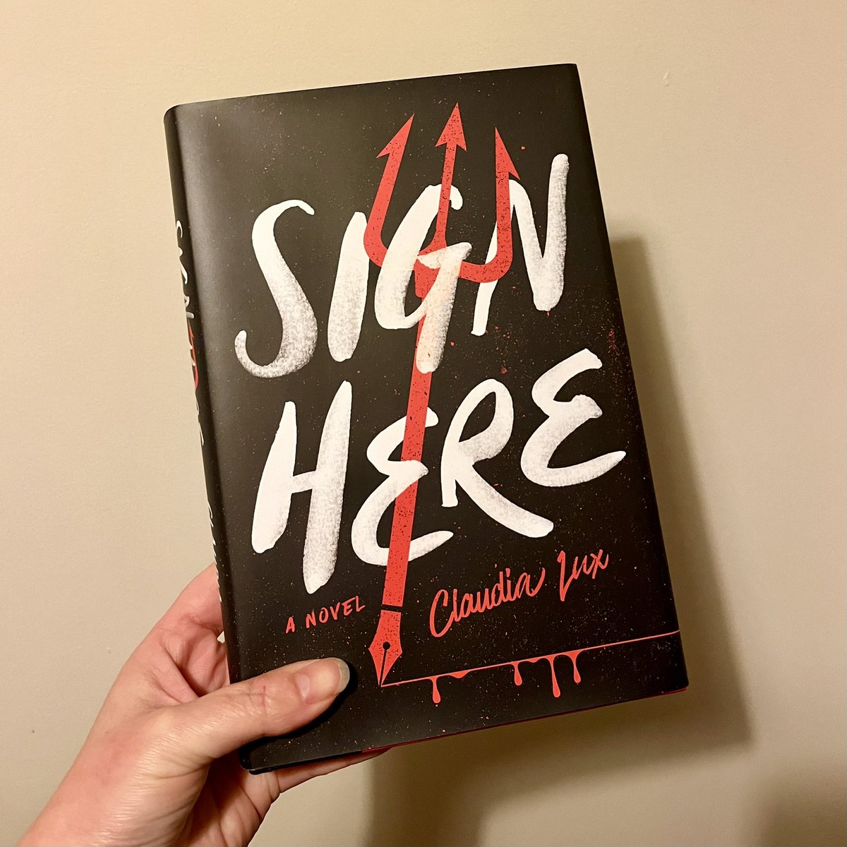 sarahbonner101's tweet image. Just finished #SignHere by @_ClaudiaLux.

This darkly comedic thriller was an absolute page turner! Set in the deal makers office in the depths of hell (well, the 5th floor!), I came for the concept but was then captivated by Claudia’s gorgeous writing. Loved it! 
⭐️⭐️⭐️⭐️⭐️
