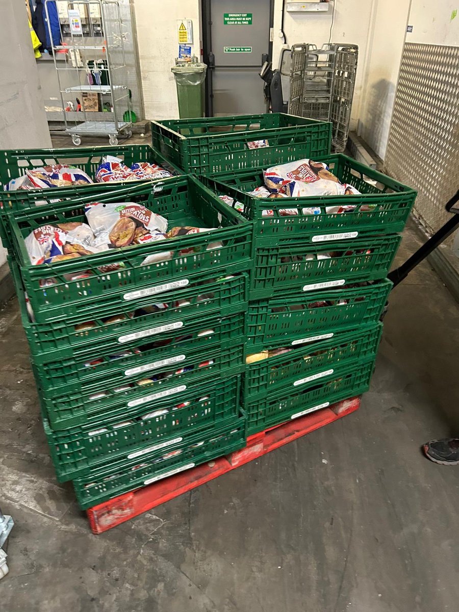 Huge thanks to Claire & team @aldiuk Wath-upon-Dearne in #Rotherham for this huge donation-21 trays of veg & potatoes! We’ve passed to our community partners @MexboroFoodbank as they reopen on Fri 5th Jan! @nbrly @LFHW_UK @WRAP_UK @TNLComFund #FoodWaste #FeedPeopleNotLandfill