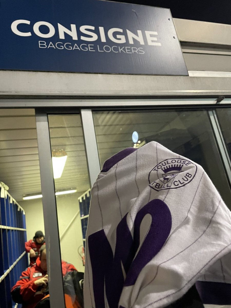 clappingmedia's tweet photo. Un supporter du Toulouse FC a été contraint de mettre son maillot en consigne, alors que le Trophée des Champions est censé se jouer sur terrain « neutre »… 🙄

(📸 @BorisDaube24) https://t.co/JSL4WgRkOy