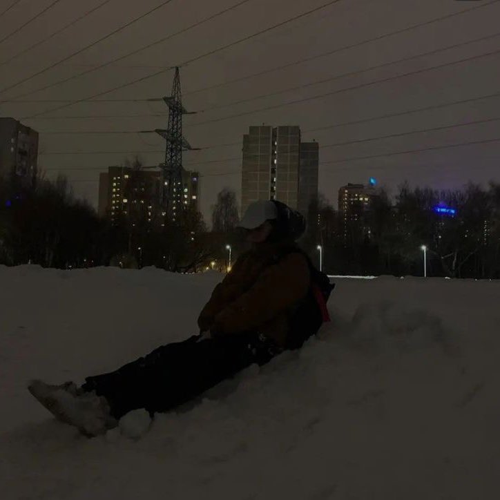 на первой фотке я а на второй Илюха <a href="/vvnstl/">modern!сутулый.</a> приуныл чето(( 
не нашли мы дизеля короч ребят…🙁 наверное и не будем больше искать 💔

земля пуховиком дизелю 🕯️