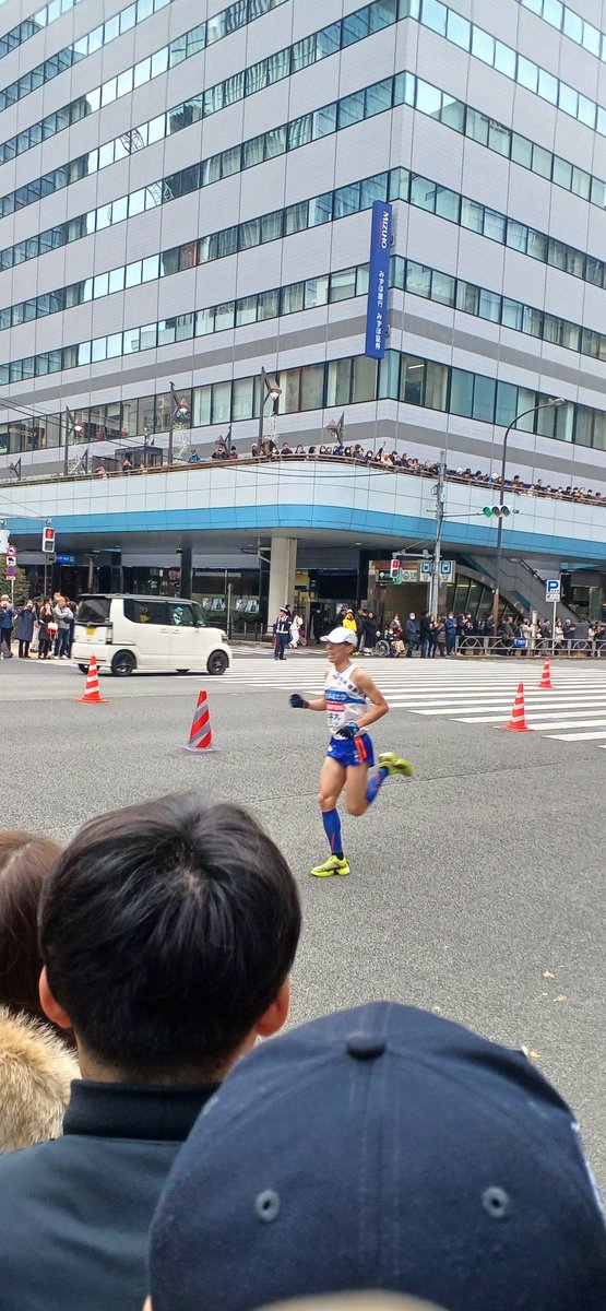 NobuhiroSakata's tweet photo. 今年は幸いなことに箱根駅伝観戦を二日間観戦致しました。

日体大お疲れ様でした。また、青学大会新記録おめでとうございます。

しかしながら、タイムが随分と開きました。
28分台の後輩から厚底シューズや最新のトレーニングの差もあるとのこと。
#箱根駅伝 　#青学　#日体大　#慶応大 https://t.co/mzykbhHvLa