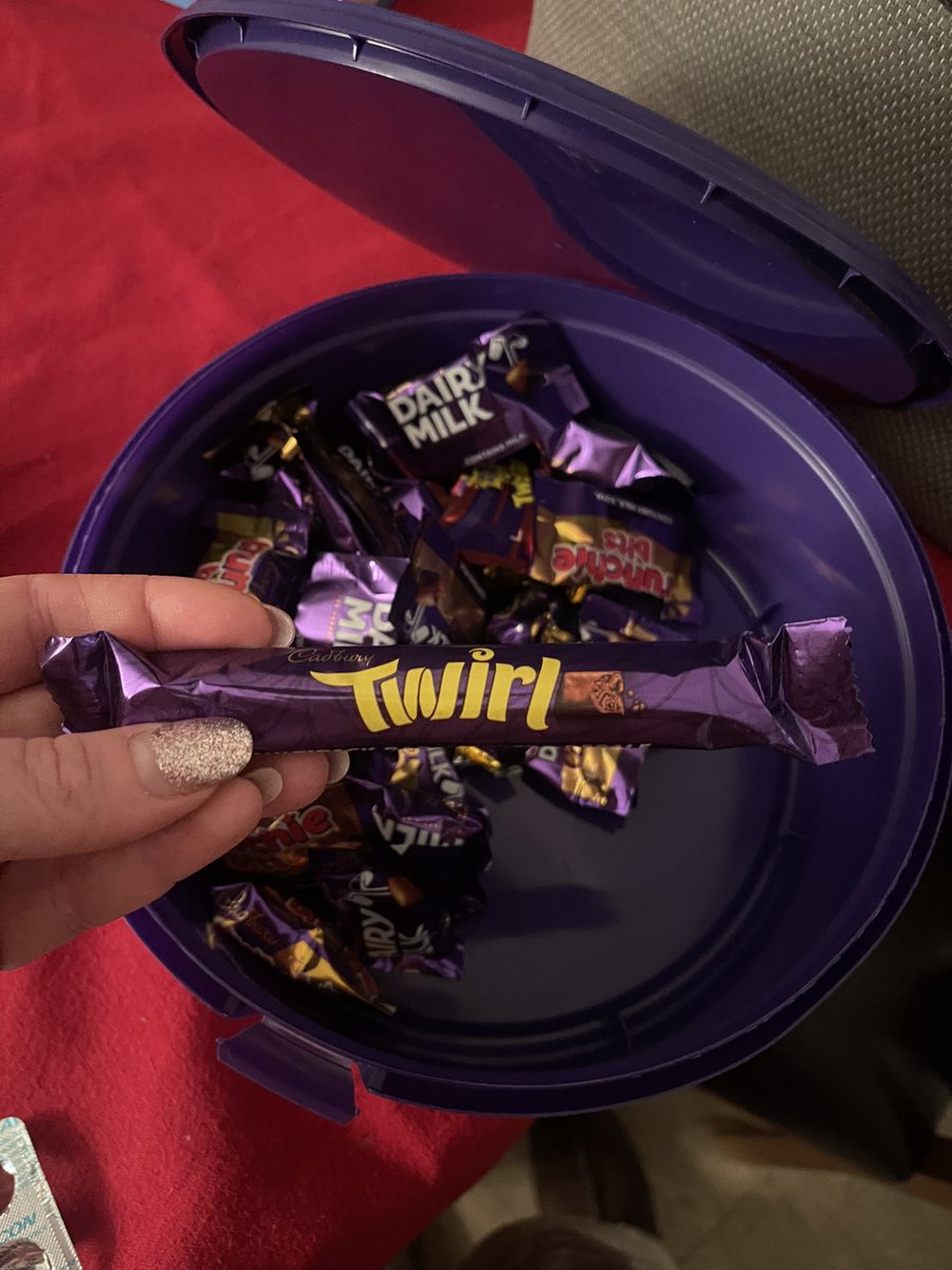 ellieking99's tweet photo. @CadburyUK why does my box of Hero’s have full size twirls? Have I just one £1000 or something? https://t.co/Sg4juTTXTM