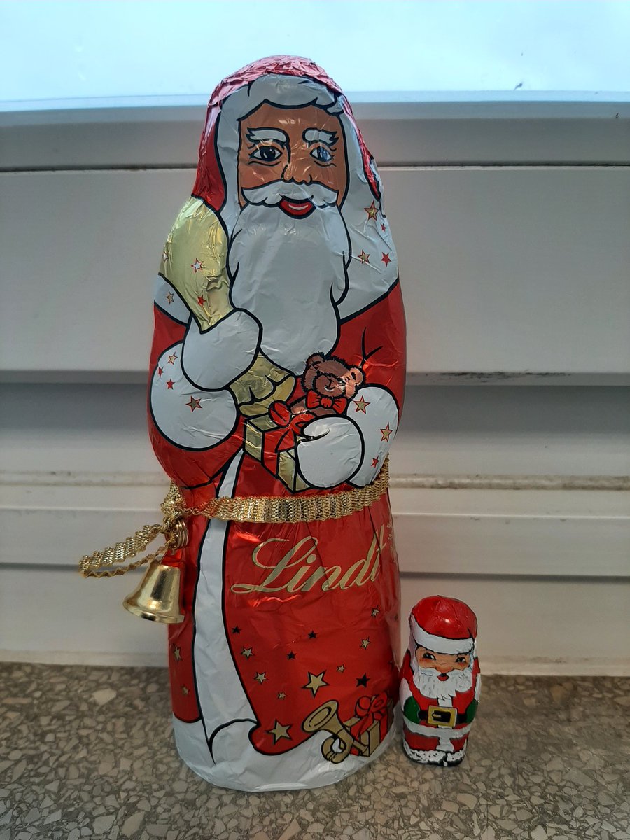 Amchanagi's tweet image. Was kaum jemand weiß, nach #Weihnachten trifft der #Weihnachtsmann immer seinen unehelichen #Sohn.