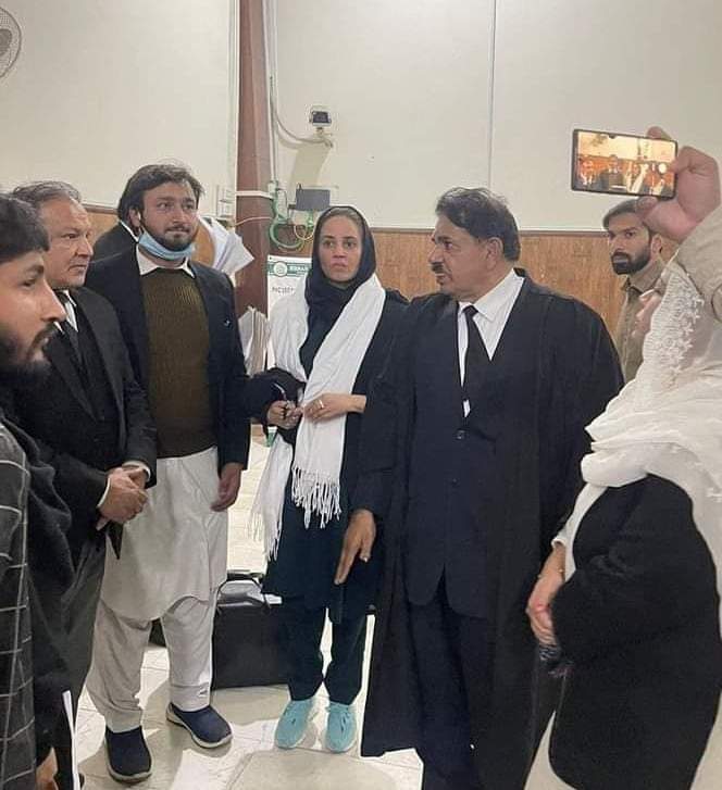 زرتاج کیساتھ یہ وکیل پنجاب سے آیا تھا میں نے ان سے کھانے کا پوچھا تو آبدیدہ ہوکر کہنے لگا نہیں بیٹا پوری زندگی اگر کھانہ نہ ملے بھی تو آج کا ھائی کورٹ اور پختونوں  سے ملی عزت کافی ہے