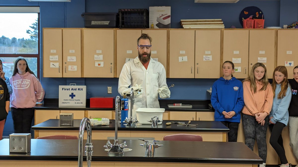 MrsBooneS's tweet photo. When two 7 sciences classes get together, magical things happen! Merci M. Walsh! @VillanovaSchool https://t.co/pewCnrlGFR