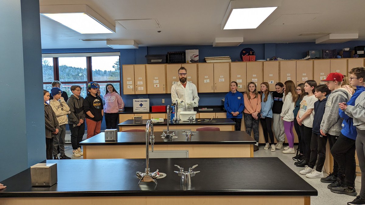 MrsBooneS's tweet photo. When two 7 sciences classes get together, magical things happen! Merci M. Walsh! @VillanovaSchool https://t.co/pewCnrlGFR