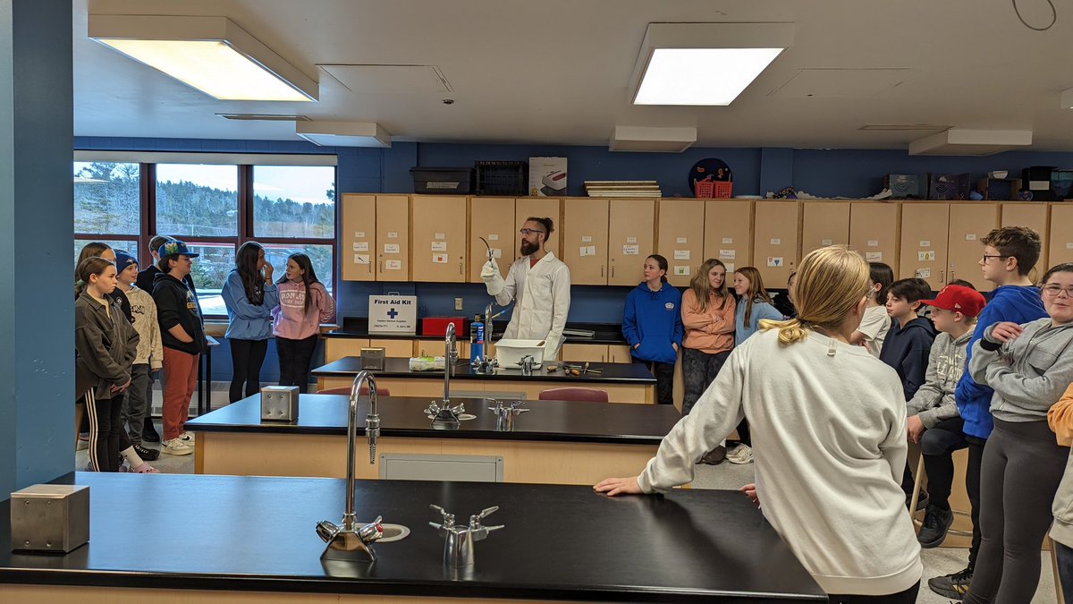 MrsBooneS's tweet photo. When two 7 sciences classes get together, magical things happen! Merci M. Walsh! @VillanovaSchool https://t.co/pewCnrlGFR