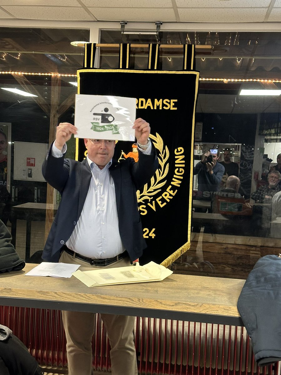 rsvnet's tweet photo. Daar is ie dan, uit de envelop gehaald door onze voorzitter, het jubileumlogo van de RSV! #RSV100jaar https://t.co/viyYsTdKGA