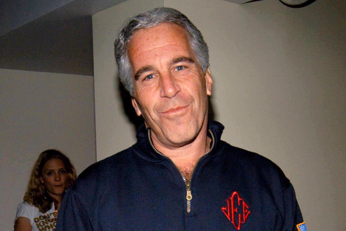 MoneyRadar_FR's tweet photo. Quand la liste d'Epstein va sortir une bonne fois pour toute, ça va être un bordel 😂

La liste devait être publiée hier, puis cela a été repoussé au 22 janvier.

Puis de nouveau, ça doit sortir aujourd'hui sauf pour l'un des accusés (qui craint pour sa vie).

Rocambolesque...

200 noms de potentiels pédophiles qui auraient allègrement voyagé a bord du "Lolita express" pour aller violer des jeunes filles/garçons à l'âge indéterminé sur l'île privée d'Epstein.

Quelques noms circulent avec insistance : 

➡️ Bill Gates (ce qui aurait causé son divorce)
➡️ Bill Clinton (qui était déguisé en travlo sur une photo encadrée chez Epstein)
➡️ Le Prince Andrews
➡️ Hillary Clinton, Jimmy Kimmel etc...

On attend vraiment l'information officielle avant de vous en parler plus en détails car beaucoup de fakes sortent en ce moment.