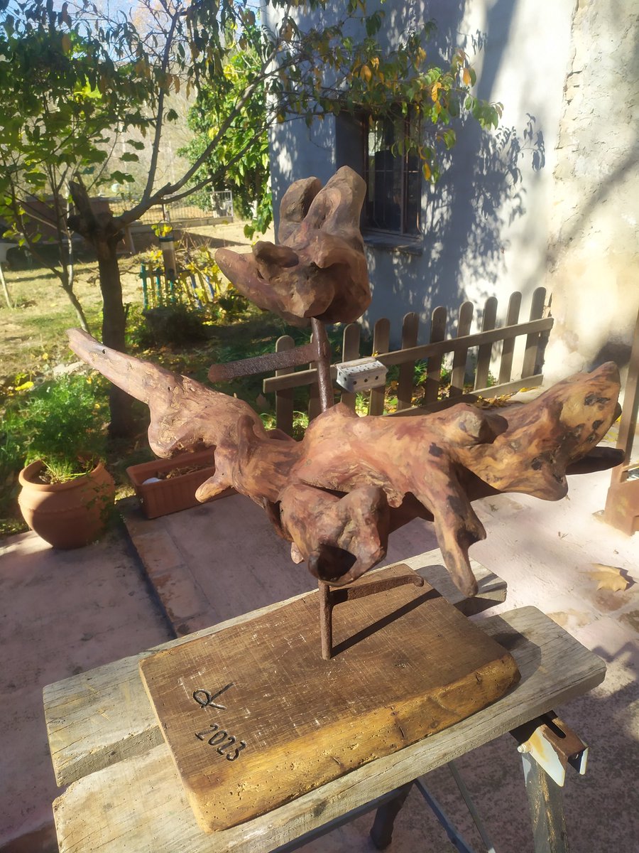 Bestioles. Desconeixem la seva procedència d’origen, el mar les va portar a les platges empordaneses. Podrien ser peixos voladors o aus aquàtiques. Les bestioles van viatjar terra endins fins arribar on son ara. Ocupant nous espais, refugis d'experiències.