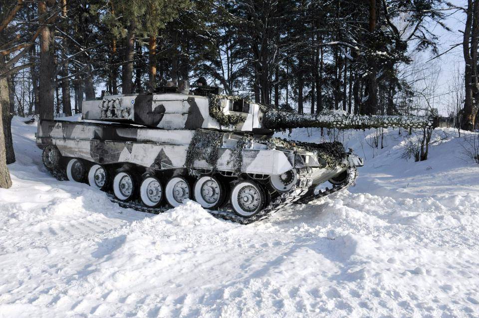 MMaenpaa1's tweet photo. Lumi muuttaa maiseman valkoiseksi (yllätys!). Tämä vaatii naamiomaalauksen päivitystä. Usein tämä tehdään pospestävällä erikoismaalilla, joskus myös naamiokankailla.
1.kuvassa ohjeen mukainen talvinaamiomaalaus
2.kuvassa naamioinnin teho
3.kuvassa naamiointi naamiokankailla
9/x https://t.co/qVeHsXuEGI