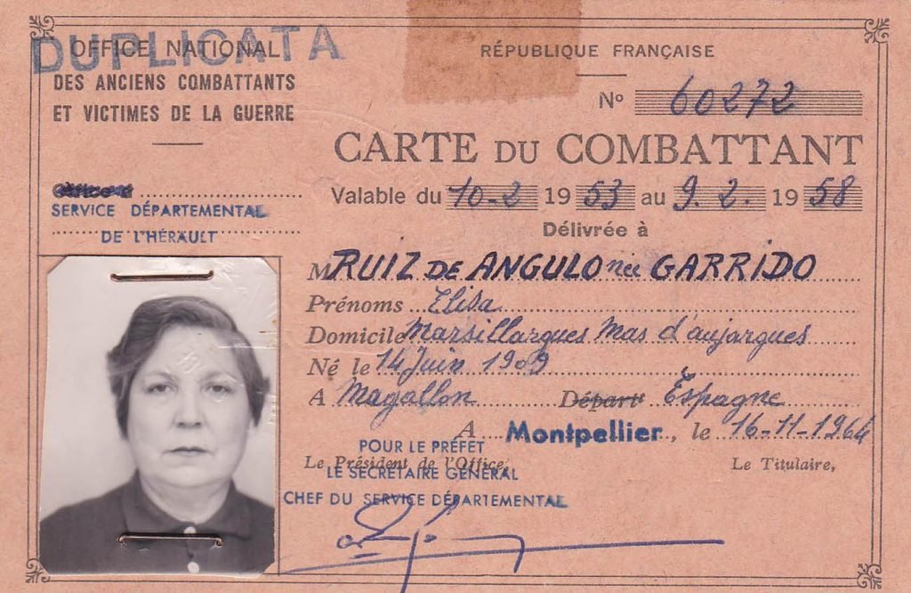 outsidersesp's tweet photo. Elisa Garrido, la que dinamitó una fábrica nazi

Nació en Magallón (Zaragoza) en 1909, y se fue a trabajar como sirvienta a Barcelona, donde conoció al que luego sería su marido y se enroló en la CNT. Con ella partió como miliciana a combatir en el frente de Aragón, desde donde tuvo que exiliarse a Francia. Pero solo era el primer capítulo de su azarosa vida, reconstruida por los memorialistas.

En el país galo siguió ayudando a los exiliados con la CNT, y luego también a la resistencia contra la invasión nazi, ya en los Alpes, donde se la conocía como la ‘mañica’ y se ganó su alias de Françoise.

En 1943 fue capturada por la Gestapo en Toulouse, y torturada en la cárcel sin que los nazis lograsen que traicionara a su organización. Al año siguiente, tras pasar por la cárcel parisina, fue trasladada al campo de concentración de Ravensbrük, y de allí a otro en Leipzig, asociado a un campo de trabajo de fabricación de obuses. Le hacían desmontarlos, e iba reservando pólvora hasta que reunió la suficiente como para hacer volar la línea de trabajo. Ella no lo contó, pero sí lo admitió a otras prisioneras, lo que permitió reconstruir esta notable hazaña.

Finalmente formó parte de un canje de prisioneros en el que, no sin más avatares (su transporte fue ametrallado) y peregrinajes por Europa, terminó volviendo a Francia y se reunió con su marido. En los años 50 volvieron a España e intentaron establecerse en Mallén, pero no tuvieron suerte y volvieron a Francia, donde fue reconocida como heroína.

Hasta su muerte a finales de los 80, le quedó una gran fuerza y dignidad y una tirria por los coches alemanes, a los que no podía evitar insultar si veía, como recordaba una sobrina francesa en una emotiva carta leída en el acto de inauguración de la calle dedicada a Elisa Garrido en su localidad natal.
