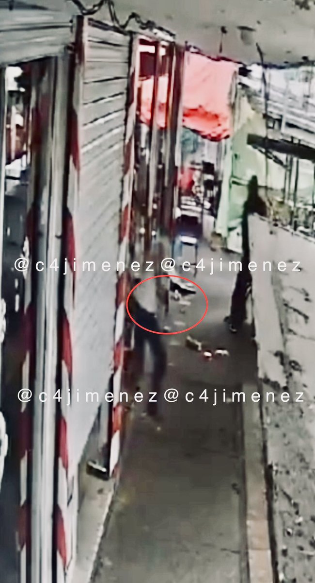 c4jimenez's tweet photo. EL AGENTE de @FiscaliaCDMX q CAYÓ con los EXTORSIONADORES
Así salió corriendo el agente Fernando Jalomo, de un local.
Llevaba su arma en la mano.
Llegó por la mañana en esta patrulla, y estaba con los sujetos q @SSC_CDMX buscaba detener.
Así acabó abatido junto a su arma. https://t.co/WqaYXhGsDB