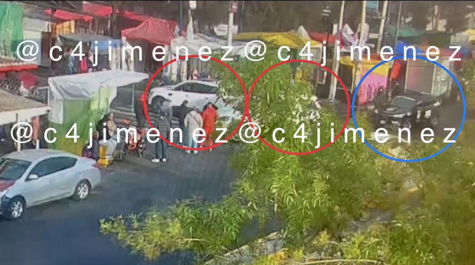 c4jimenez's tweet photo. EL AGENTE de @FiscaliaCDMX q CAYÓ con los EXTORSIONADORES
Así salió corriendo el agente Fernando Jalomo, de un local.
Llevaba su arma en la mano.
Llegó por la mañana en esta patrulla, y estaba con los sujetos q @SSC_CDMX buscaba detener.
Así acabó abatido junto a su arma. https://t.co/WqaYXhGsDB