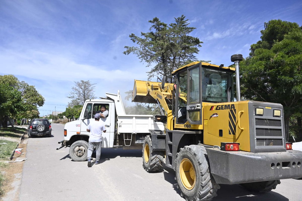 fsusbielles's tweet photo. Los trabajadores municipales están poniendo el cuerpo y el alma para recomponer la ciudad.

Hoy, junto a @adrianmacre, pasé a agradecerle el gran esfuerzo al equipo de la Delegación Norte, que se encontraba realizando tareas de limpieza y recolección de ramas.

¡No aflojamos! https://t.co/3etTJZRQQX