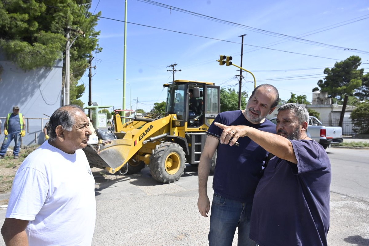 Los trabajadores municipales están poniendo el cuerpo y el alma para recomponer la ciudad.

Hoy, junto a @adrianmacre, pasé a agradecerle el gran esfuerzo al equipo de la Delegación Norte, que se encontraba realizando tareas de limpieza y recolección de ramas.

¡No aflojamos!
