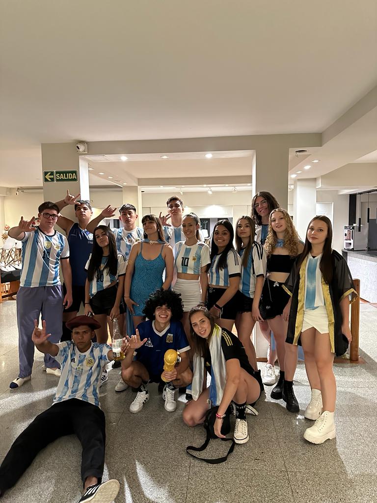 Gaspiiii__'s tweet image. Hoy cerraaamooos boliicheee, tomamoos faloopa, mañanaa excursionn 🤍🥲