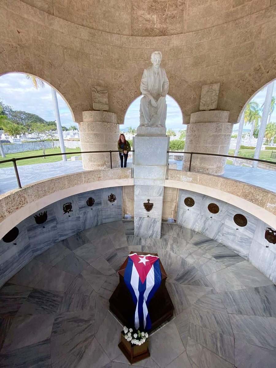 Con los restos del Apóstol.
Los lazos del pueblo cubano con el español son indestructibles.
Su sangre, su honor, la intrahistoria.
Pueblos ambos que han sufrido tiranías. 
En eso, el mayor exponente del lazo que nos une es él: José Martí.
HONOR Y GLORIA, SIEMPRE.