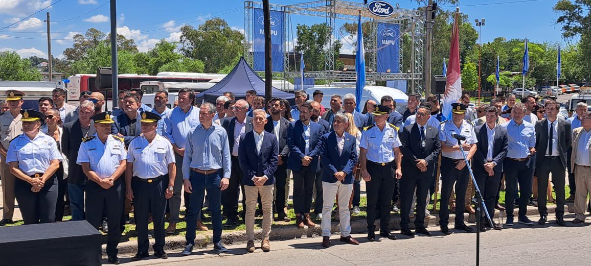 Emipaintendente's tweet photo. Hoy, en Villa Carlos Paz,se realizó la presentación del Operativo de Seguridad “Verano Junto a Vos” encabezado por el Gobernador Martín Llaryora. En el mismo trabajarán las Fuerzas Policiales, con unidades especiales de infantería, explosivos y Duar. https://t.co/XqoYBboXQo https://t.co/FPafANSVbk
