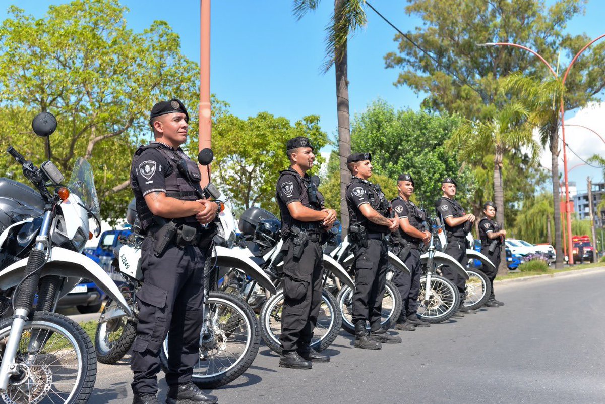 Emipaintendente's tweet photo. Hoy, en Villa Carlos Paz,se realizó la presentación del Operativo de Seguridad “Verano Junto a Vos” encabezado por el Gobernador Martín Llaryora. En el mismo trabajarán las Fuerzas Policiales, con unidades especiales de infantería, explosivos y Duar. https://t.co/XqoYBboXQo https://t.co/FPafANSVbk