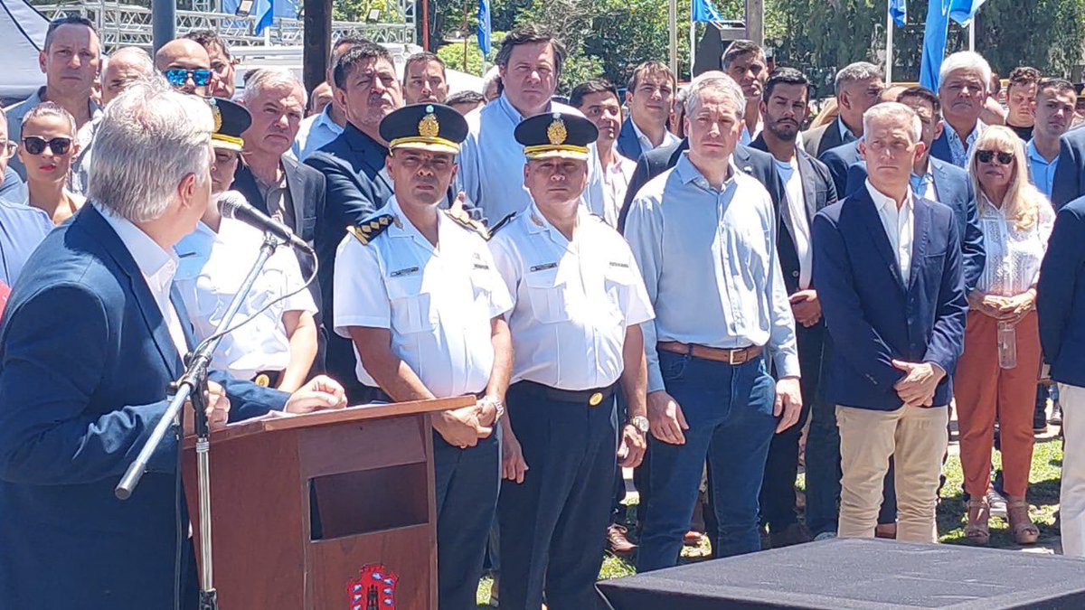 Emipaintendente's tweet photo. Hoy, en Villa Carlos Paz,se realizó la presentación del Operativo de Seguridad “Verano Junto a Vos” encabezado por el Gobernador Martín Llaryora. En el mismo trabajarán las Fuerzas Policiales, con unidades especiales de infantería, explosivos y Duar. https://t.co/XqoYBboXQo https://t.co/FPafANSVbk