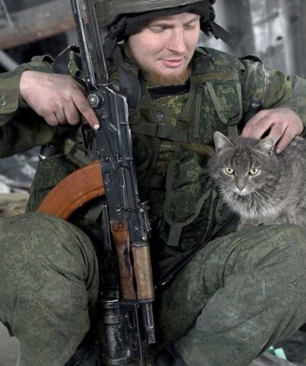 PLuWex's tweet image. Я знаю одно —эту войну выиграет русский солдат. Святой, бессмертный, вечный, замурзанный и уставший, ругающийся над заклинившим автоматом, пропахший оружейным маслом и табачным дымом. Русский солдат. 💪