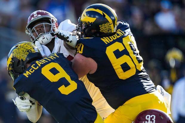 omarurena_'s tweet photo. Coaches y líderes de #LosWolverines definieron lo que es la resiliencia cuando la #NCAA y la @B1G cazaron a Jim Harbaugh. #LosHuskies necesitarán más que explosividad ofensiva para frenar a un grupo hambriento que está unido espiritual y mentalmente. #B1GenEspañol @GraficoSports https://t.co/zRkrumcw0a