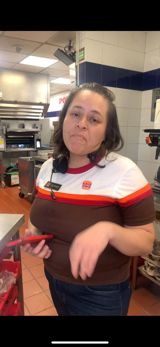 bernageek's tweet photo. Ayúdanos a etiquetar a @BurgerKingMX para que se tomen cartas en el asunto, la señora se llama karla Riquelme y el restaurante está sobre insurgentes https://t.co/sNtyTMsMmg