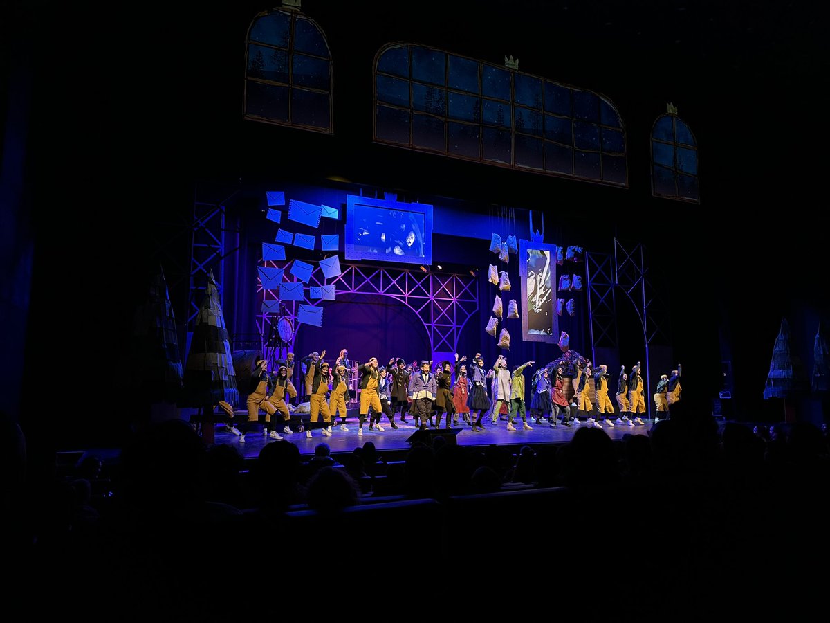 La Factoria dels Reixos: espectacle rodó, amb una pàtina molt professional i una factura elegant explicant i fent viure els tòpics sense caure en els tòpics.
L’enhorabona als creadors i directors, Ramon Molins i Antoni Tolmos, a totes les companyies de teatre i a tot l’equip.