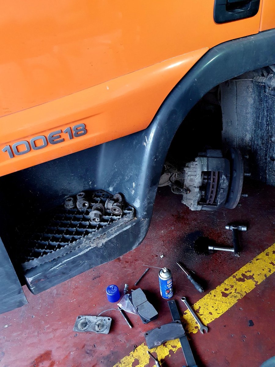 trucksttesmundo's tweet photo. Primera semana del año #ramonruiztalleres #passion❤️ #trucks #reparando #camiones #semirremolques #lcv #buses #tacografos #tallerAlltrucks #talleralltrucksfleet #RedAlltrucks #NII #AP2 #SalidaAlfajarin #AreaServicioRausan #alfajarin #Zaragoza https://t.co/UQEmm61YbF