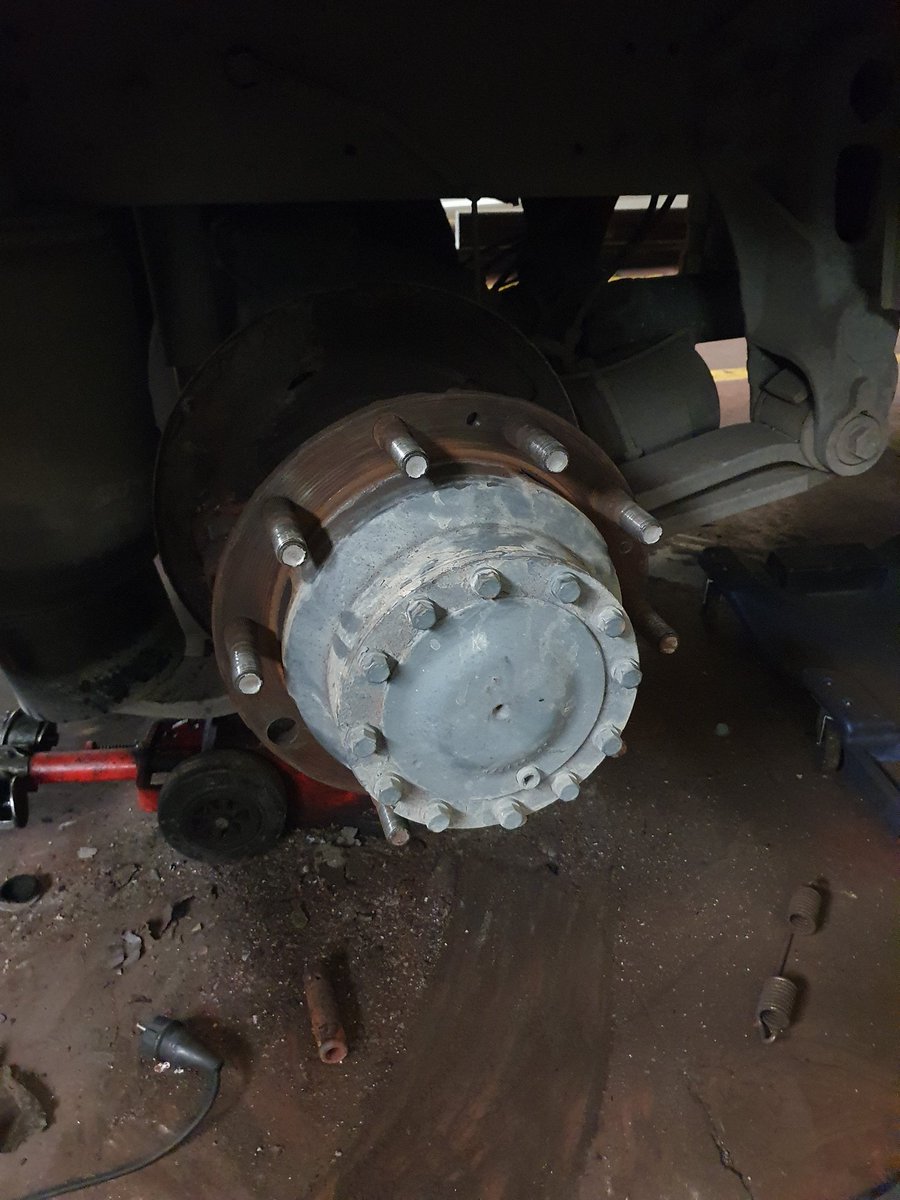 trucksttesmundo's tweet photo. Primera semana del año #ramonruiztalleres #passion❤️ #trucks #reparando #camiones #semirremolques #lcv #buses #tacografos #tallerAlltrucks #talleralltrucksfleet #RedAlltrucks #NII #AP2 #SalidaAlfajarin #AreaServicioRausan #alfajarin #Zaragoza https://t.co/UQEmm61YbF