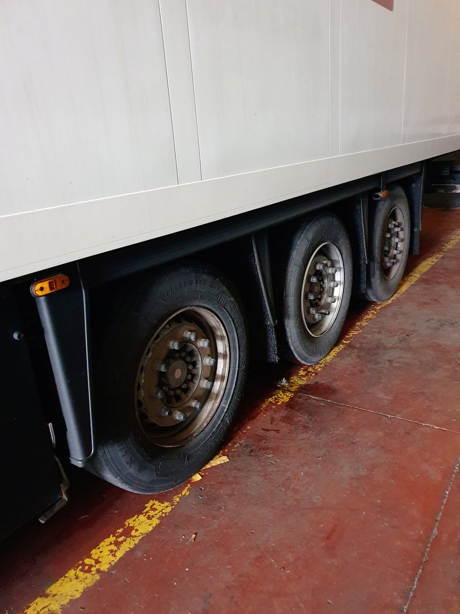 trucksttesmundo's tweet photo. Primera semana del año #ramonruiztalleres #passion❤️ #trucks #reparando #camiones #semirremolques #lcv #buses #tacografos #tallerAlltrucks #talleralltrucksfleet #RedAlltrucks #NII #AP2 #SalidaAlfajarin #AreaServicioRausan #alfajarin #Zaragoza https://t.co/UQEmm61YbF
