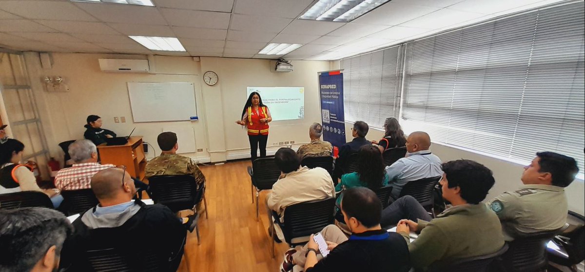 Senapred's tweet photo. Esta jornada sesionó Mesa Técnica Regional de preparación ante riesgo de II.FF. donde #SENAPREDAraucania en conjunto con @conaf_minagri  Araucanía entregaron información sobre cumplimiento de metas y acciones comprometidas a la fecha en el marco de la preparación regional ante esta variable. Igualmente se detectaron brechas y gestiones a realizar para seguir fortaleciendo la gestión regional.