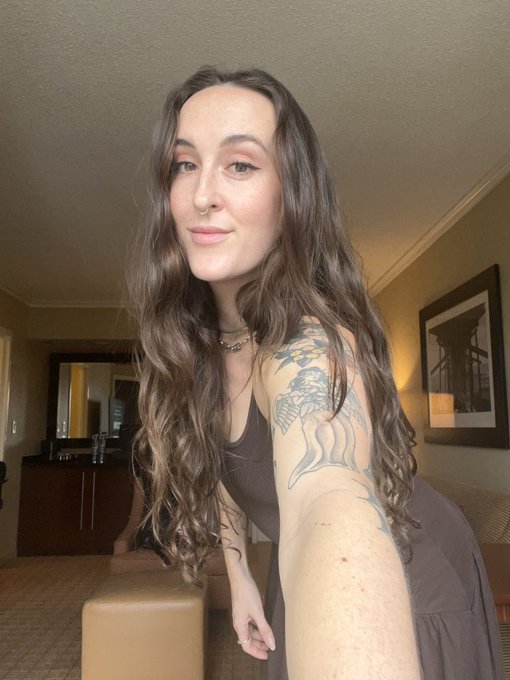 I wear exclusively chocolate brown now https://t.co/o2xzhbsY52