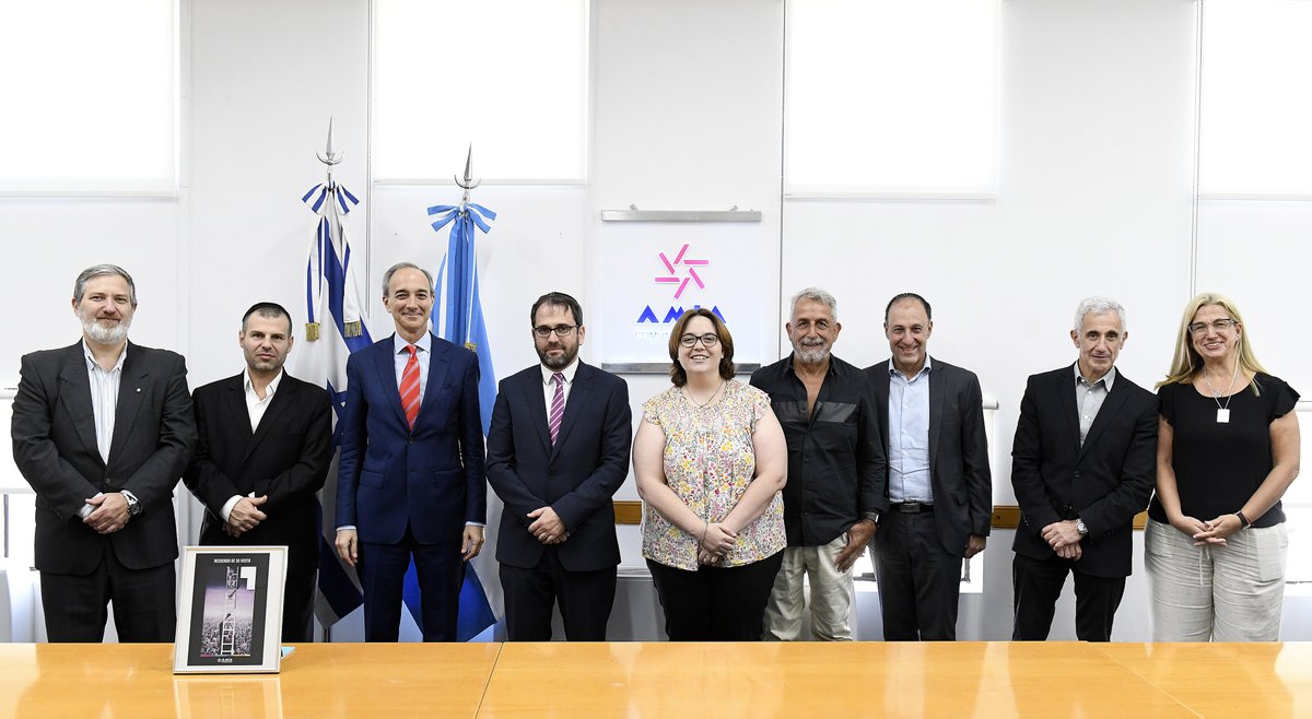 InfoAMIA's tweet photo. Recibimos la visita del secretario de Educación de la Nación, Carlos Torrendell, con quien nos reunimos para hablar sobre la tarea que nuestra institución realiza en el campo educativo, y sobre los temas de interés común en los que podemos cooperar y trabajar en conjunto. https://t.co/xbZX5PtQe1