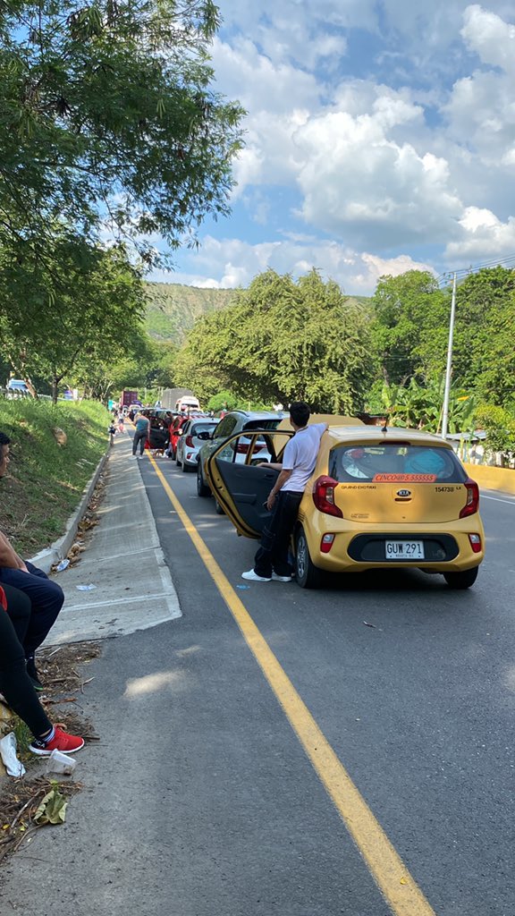 nubiarojas1's tweet image. Señores periodistas ayúdenos ustedes miren el trancon que tenemos antes de llegar al túnel vía Melga -Bogotá llevamos niños y personas no de tercera edad si no de cuarta edad les parece justo?😡😡llevamos dos horas en esto por Dios #BlogsET
