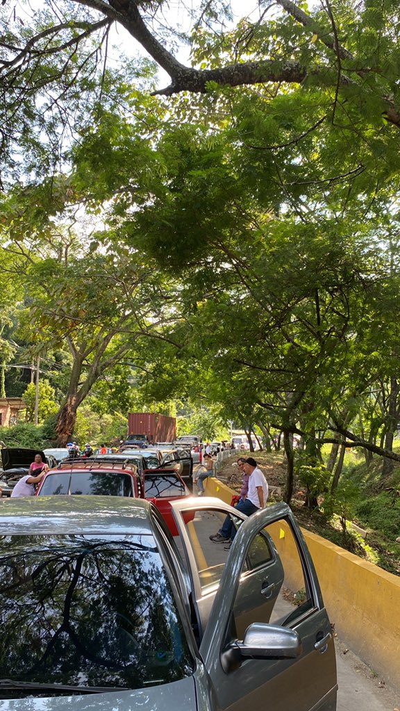 nubiarojas1's tweet image. Señores periodistas ayúdenos ustedes miren el trancon que tenemos antes de llegar al túnel vía Melga -Bogotá llevamos niños y personas no de tercera edad si no de cuarta edad les parece justo?😡😡llevamos dos horas en esto por Dios #BlogsET